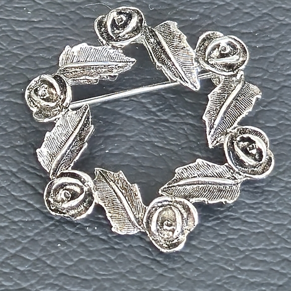 VTG Sarah Coventry Brooch Silver Tone Wreath of Roses "SARAH COV" Open Circle - Picture 9 of 9